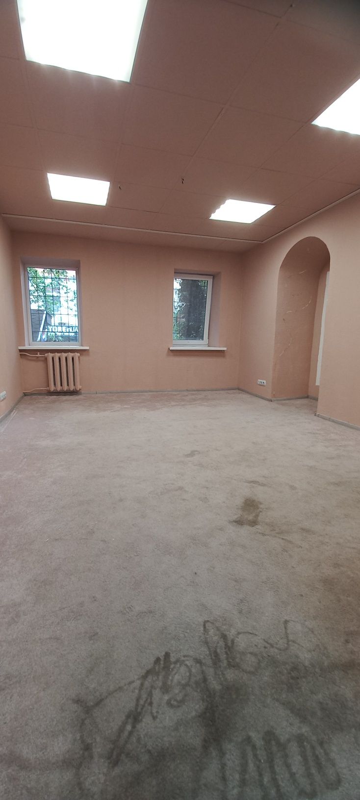 Без комиссии! Аренда под офис, салон,  шоу-рум - 25 м.кв., в центре.
