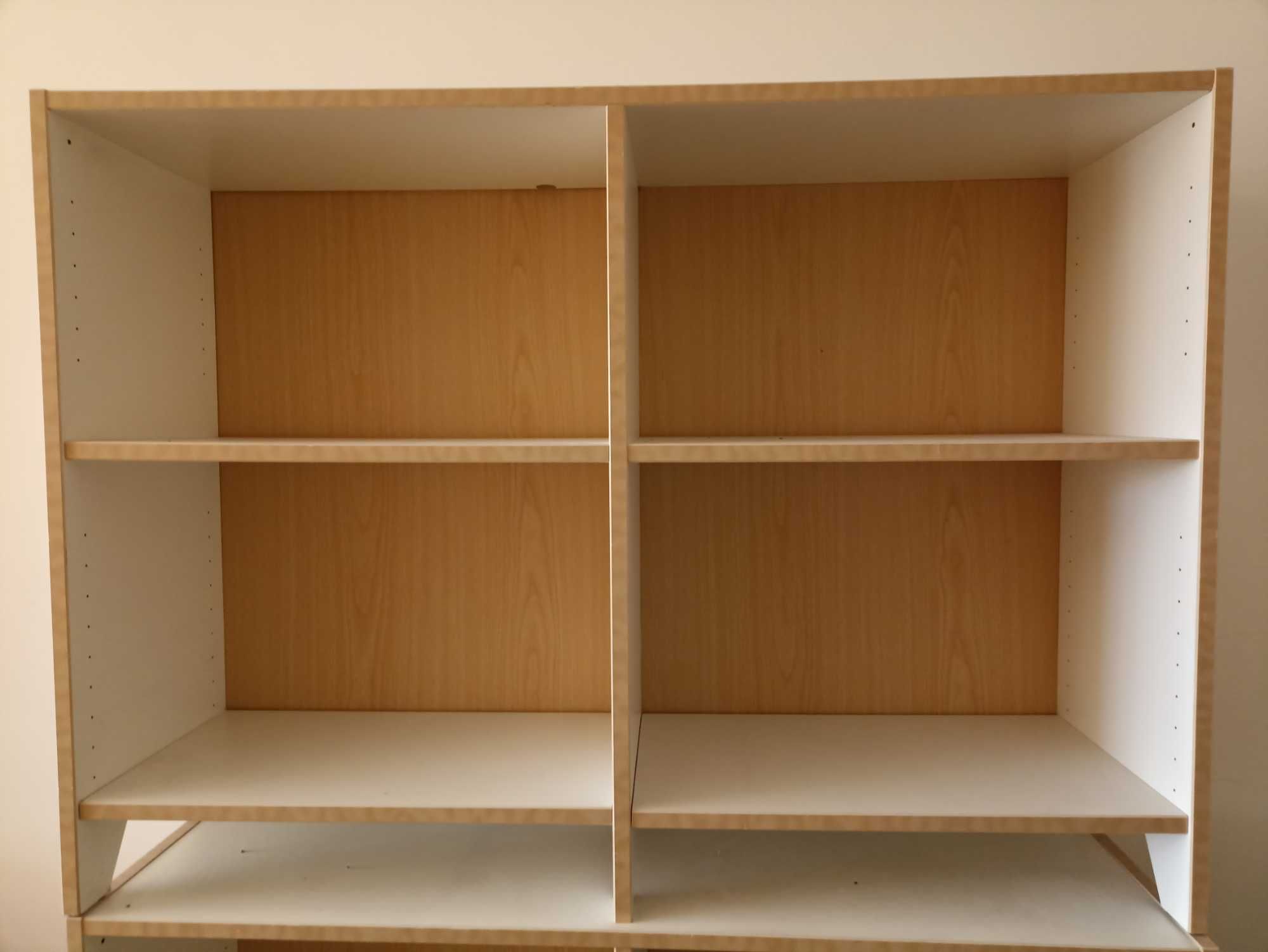 Estante branco com prateleiras moveis