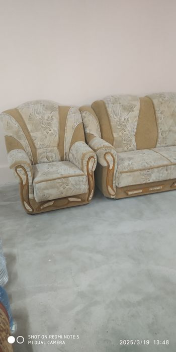 Продам двохспальний розкладний диван з двома кріслами.