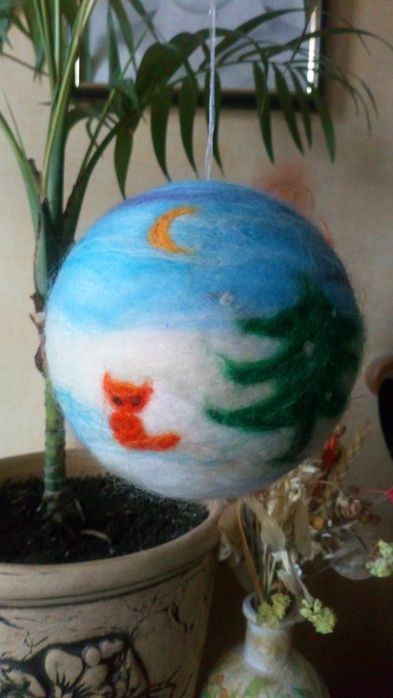 Іграшка новорічна з валяної шерсті.