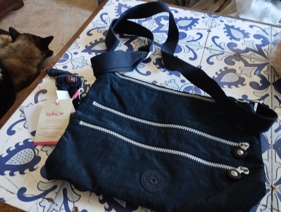 Mala de senhora negra á tiracolo nova