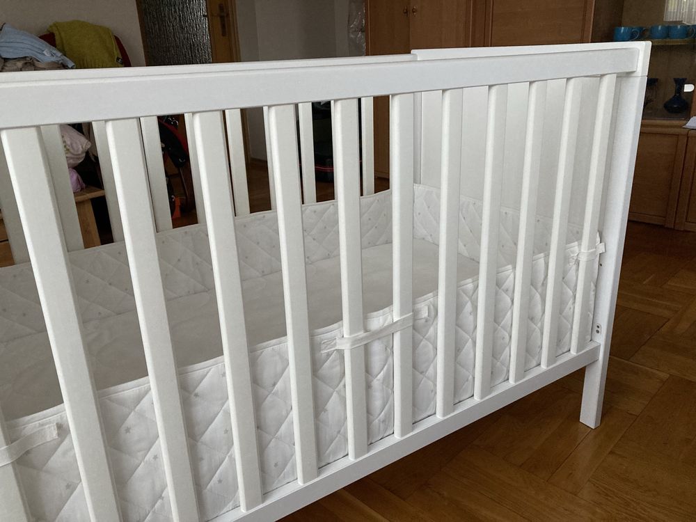 Łóżeczko dla niemowląt Ikea Sundvik z materacem