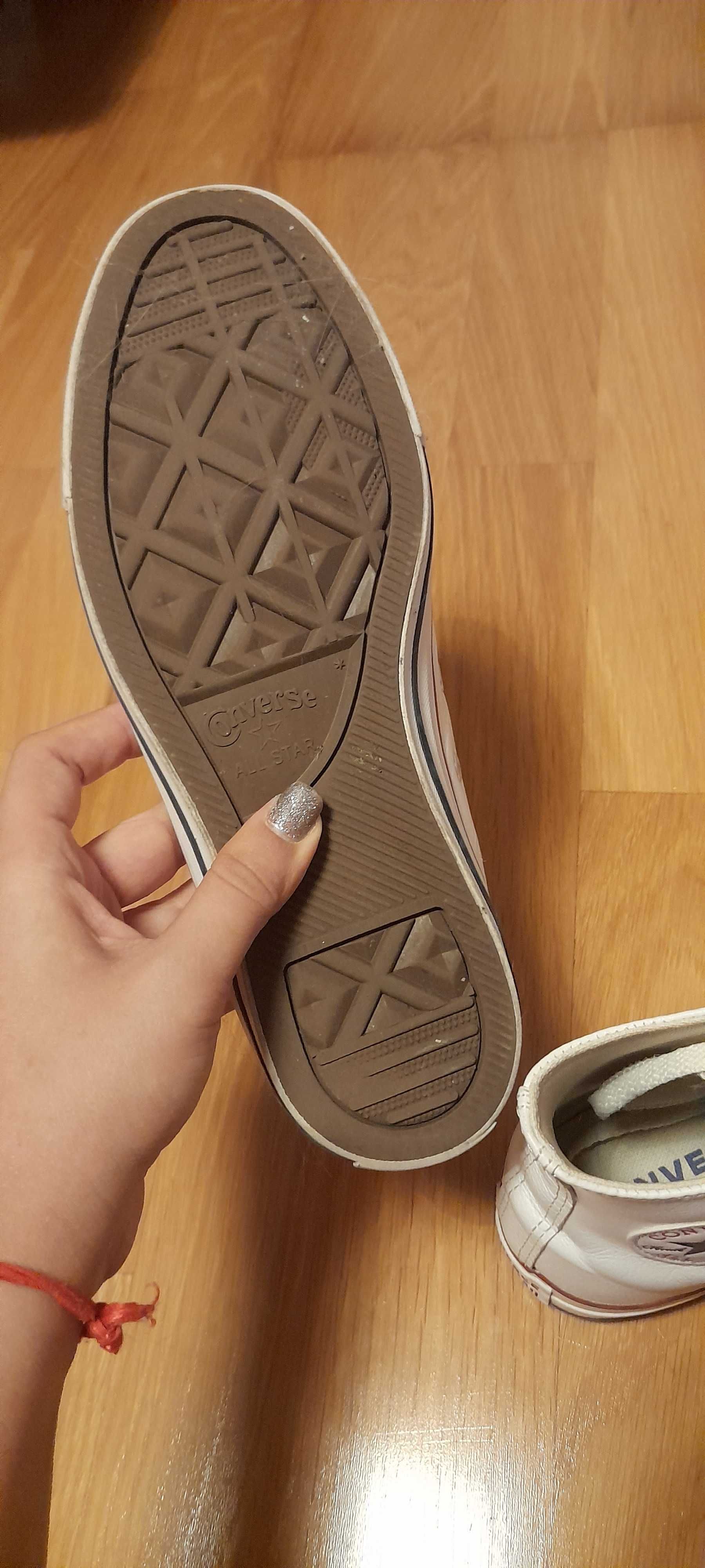 All Star Converse em couro brancas
