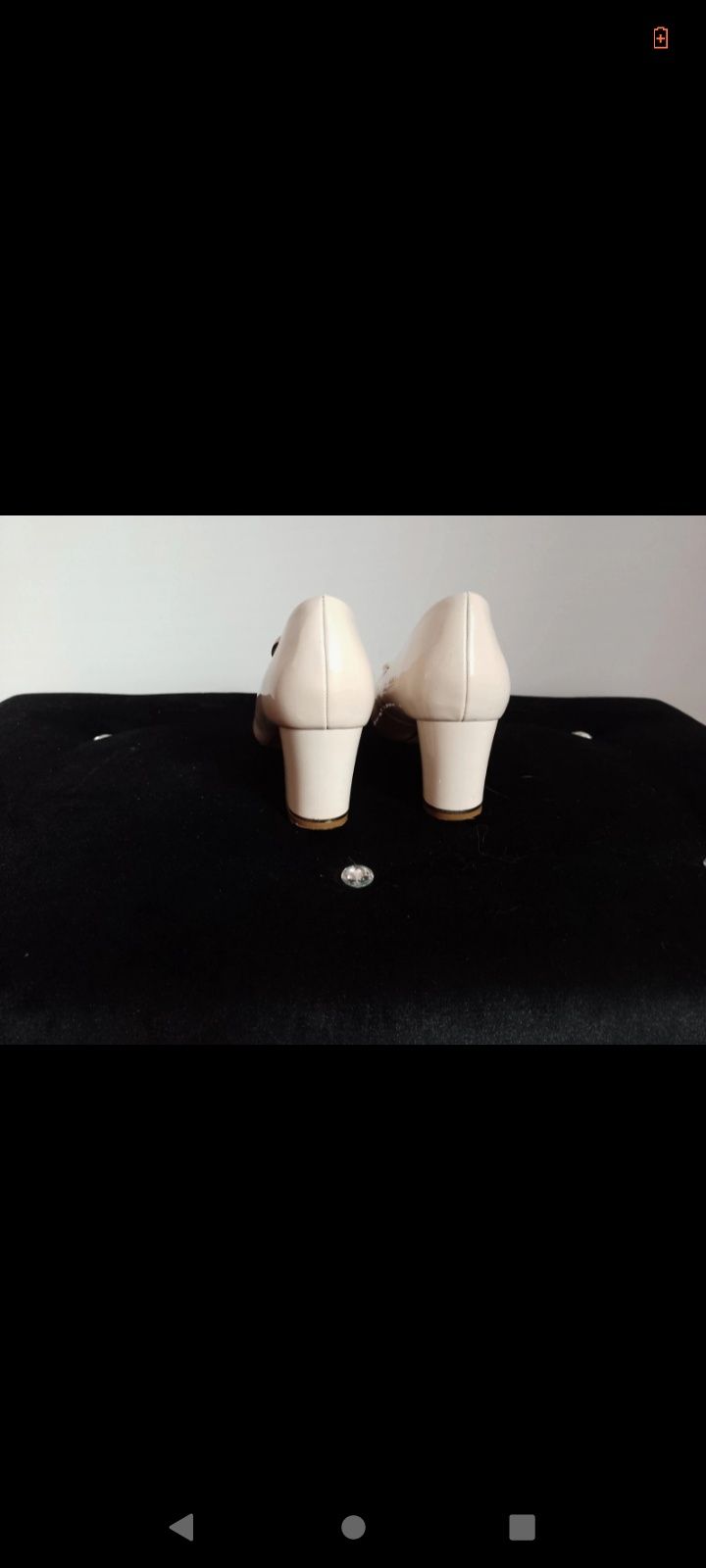 Buty lakierowane na słupku