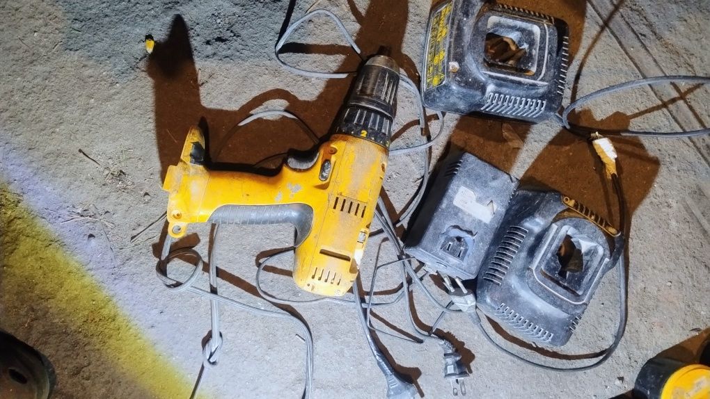 Wkrętarka z udarem DeWalt 12 volt,ladowarki, transformator