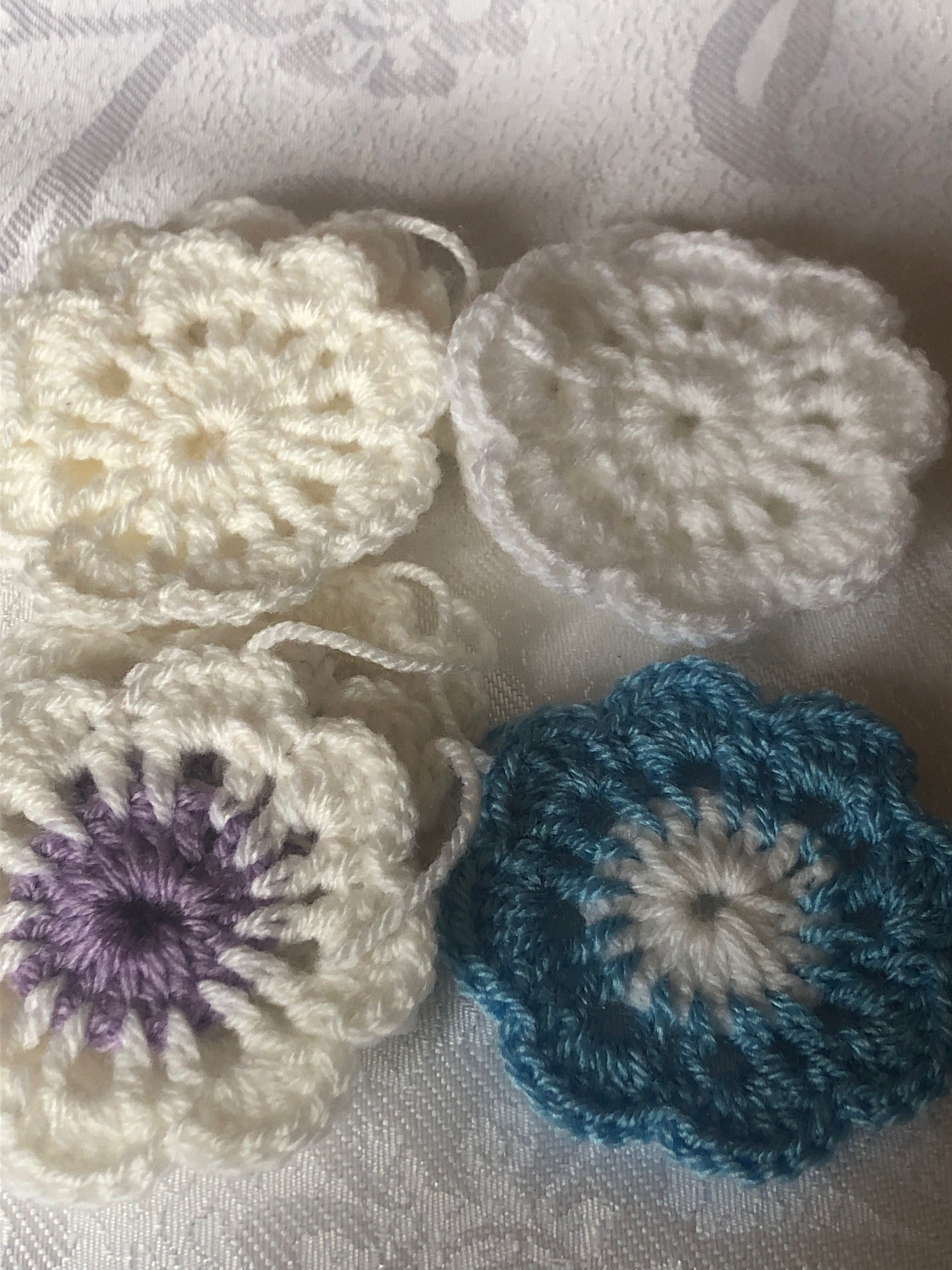 kwiatki na szydełku,wielkość 6-8 cm , szydełko ,do ozdób , wstawek