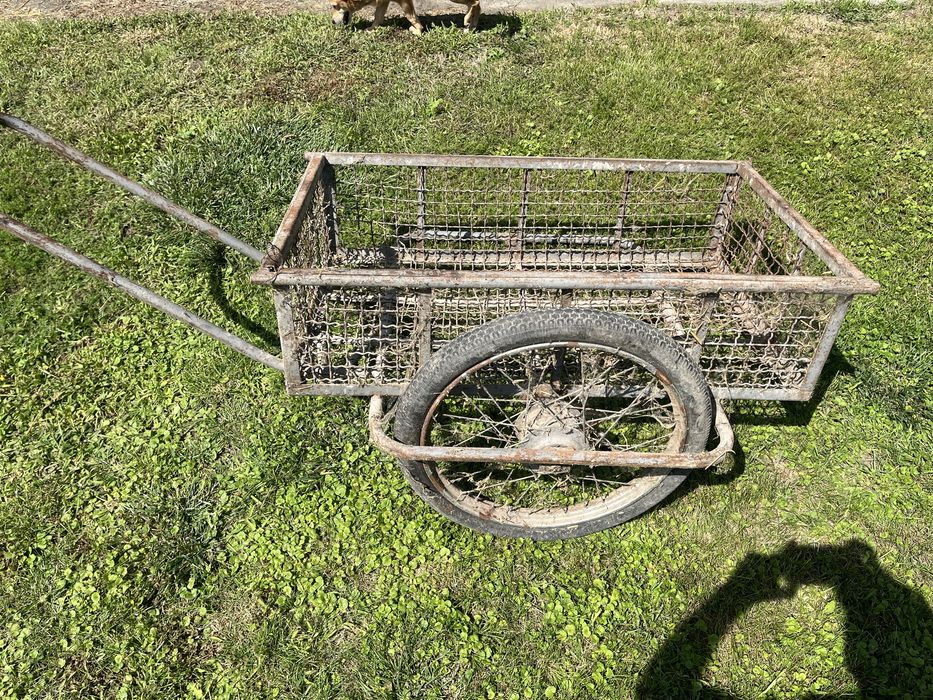 Wózek ogrodowy metalowy do transportu.