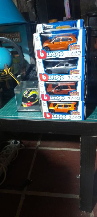 Carros 1:43 marca bburago novos com caixa