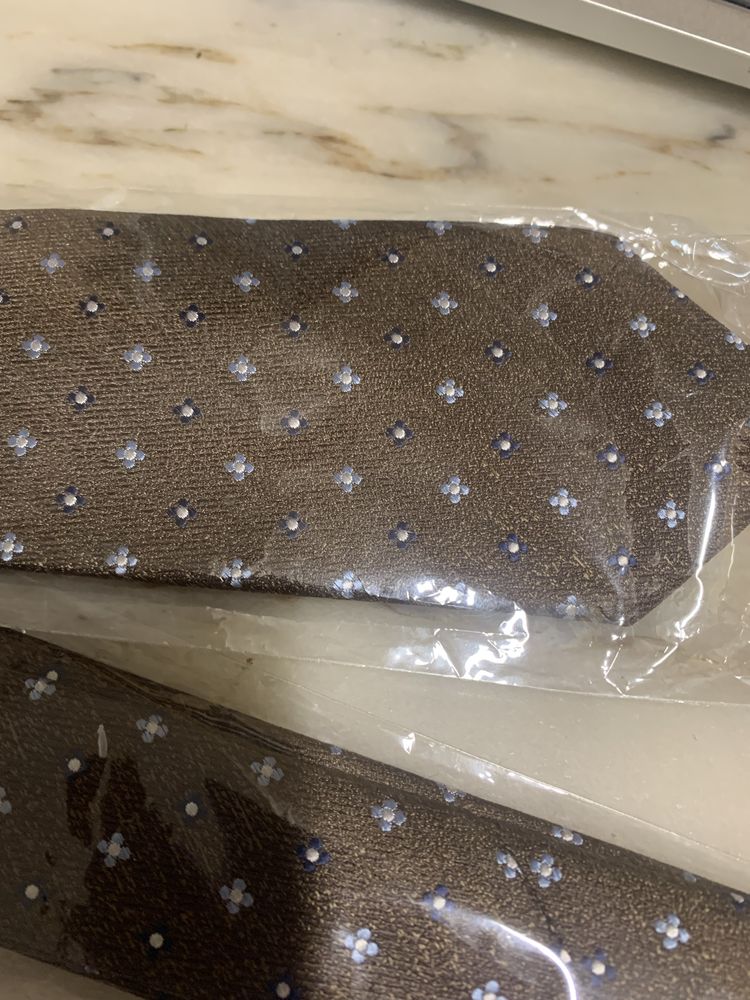 Gravata nova “Giovanni Galli” castanha com padrão de flores azuis
