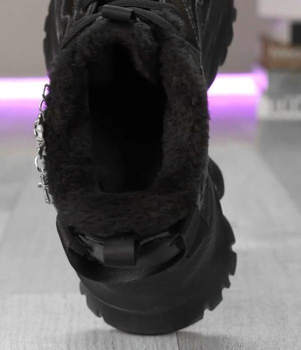 Жіночі зимові чорні утеплені кросівки