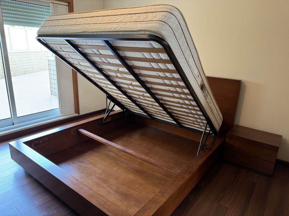 Cama de casal com colchão e mesa de cabeceira