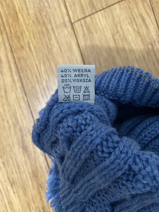 Niebieska czapka dziecięca z pomponem