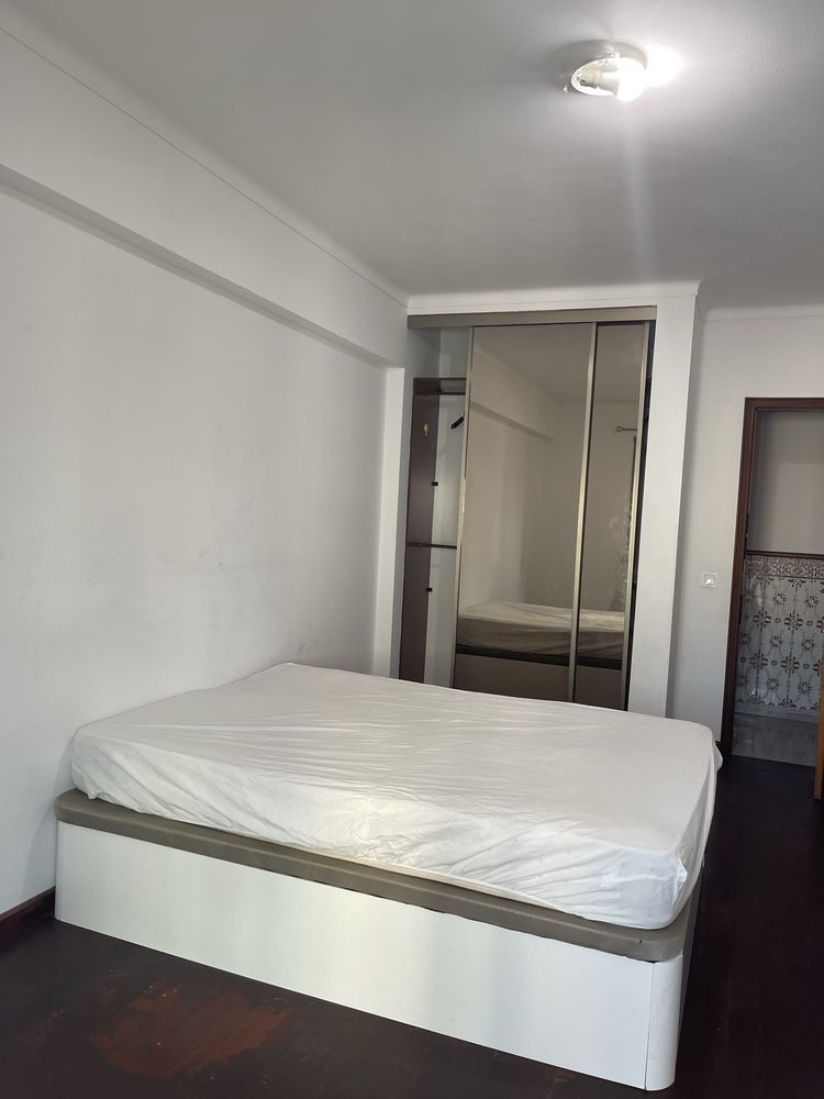 Cama casal  esta bem encondicoes