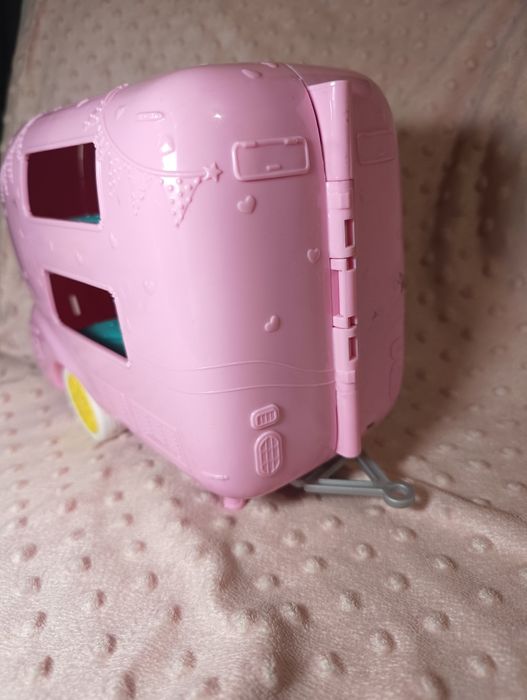 Różowa przyczepa kempingowa dla lalek