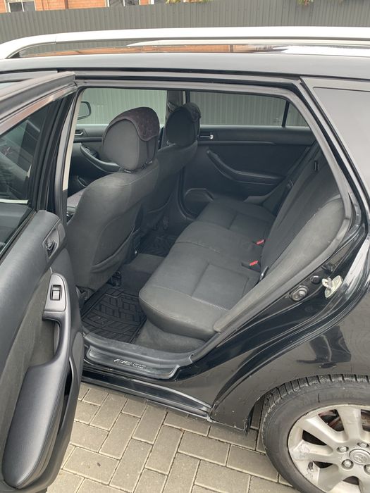 Toyota Avensis 2005 рік