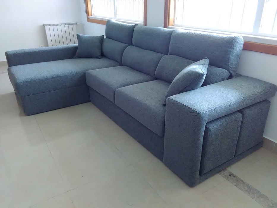 Sofa chaise com baú elevatório + 2 puffs NOVO