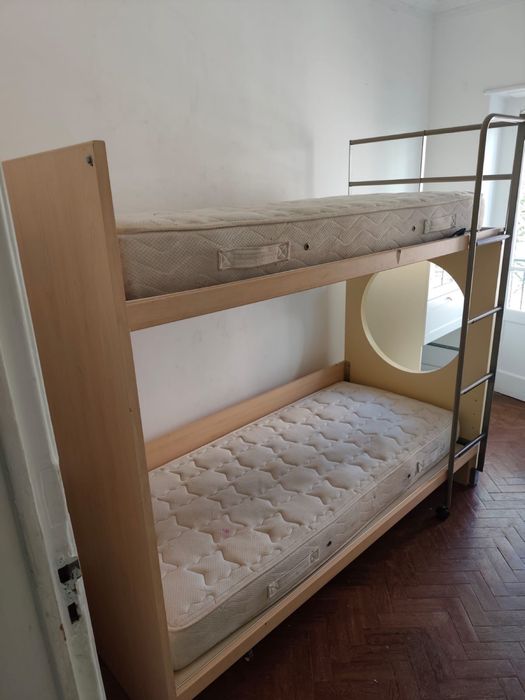 Cama beliche de madeira e parte em ferro