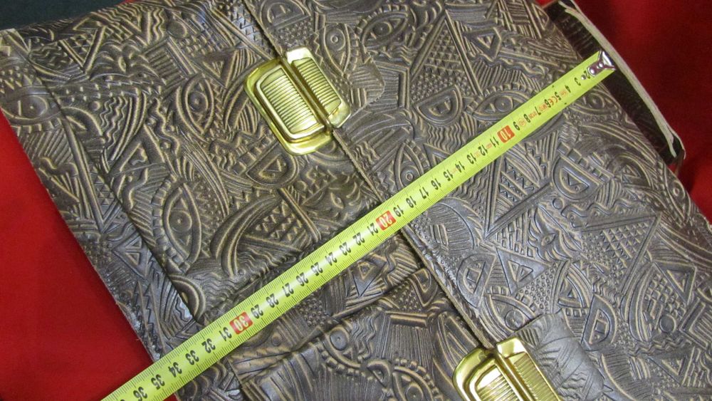 Портфель,толстая,тисненная кожа.