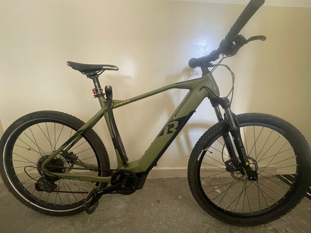 Rower elektryczny z silnikiem Yamaha.