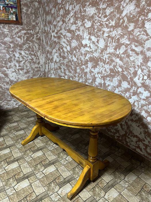 дерев'яний кухонний стіл