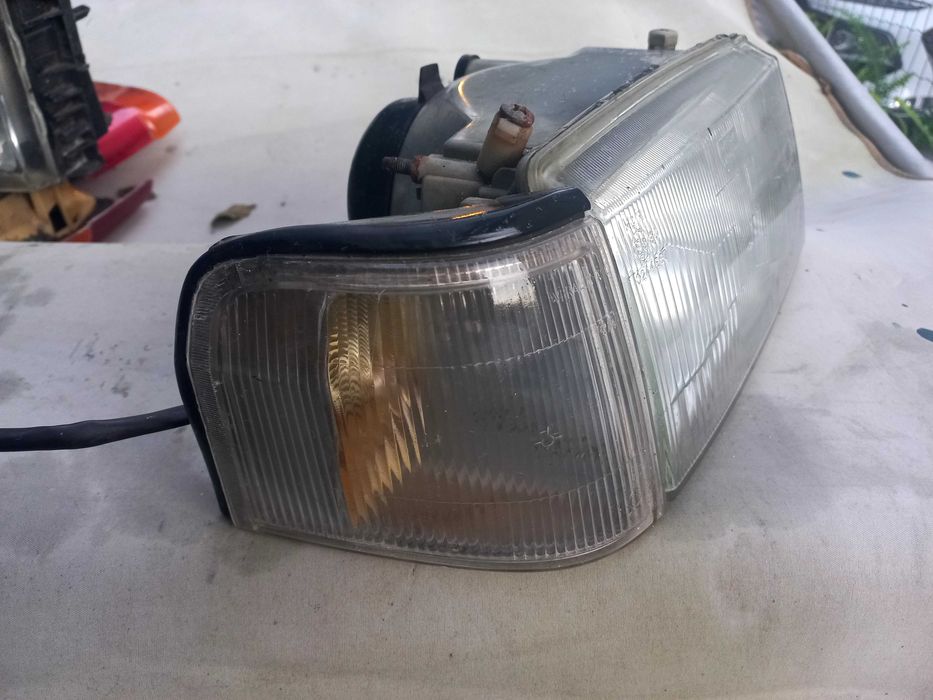 Farol dianteiro FIAT UNO com pisca lado  contrario ao condutor .