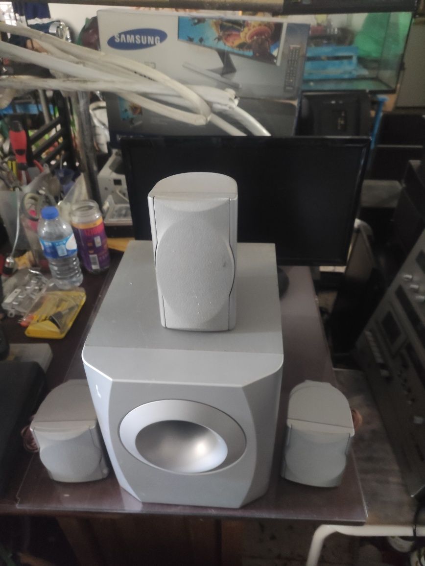 Sistema de som com 4 colunas mais subwoofer
