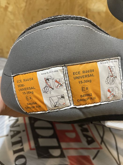 Бустер дитячій в автомобіль