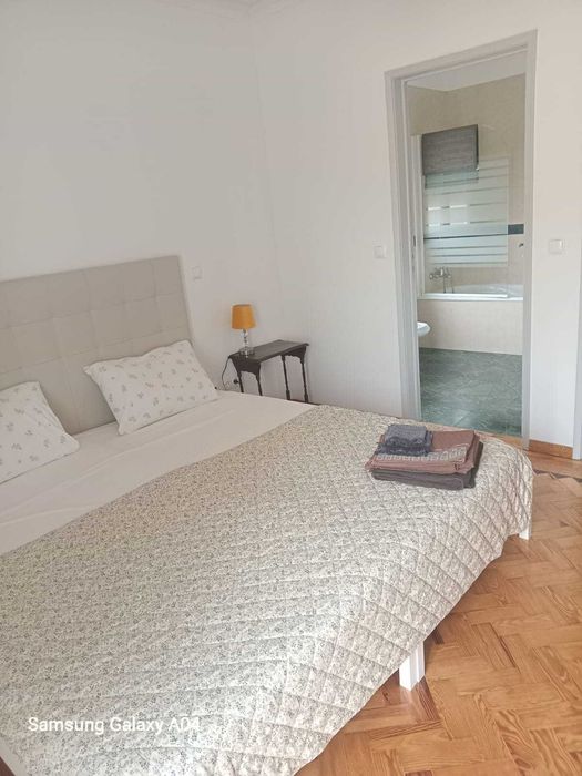 Casa T6 com duplo salão, jardim e garagem – São Domingos de Rana –