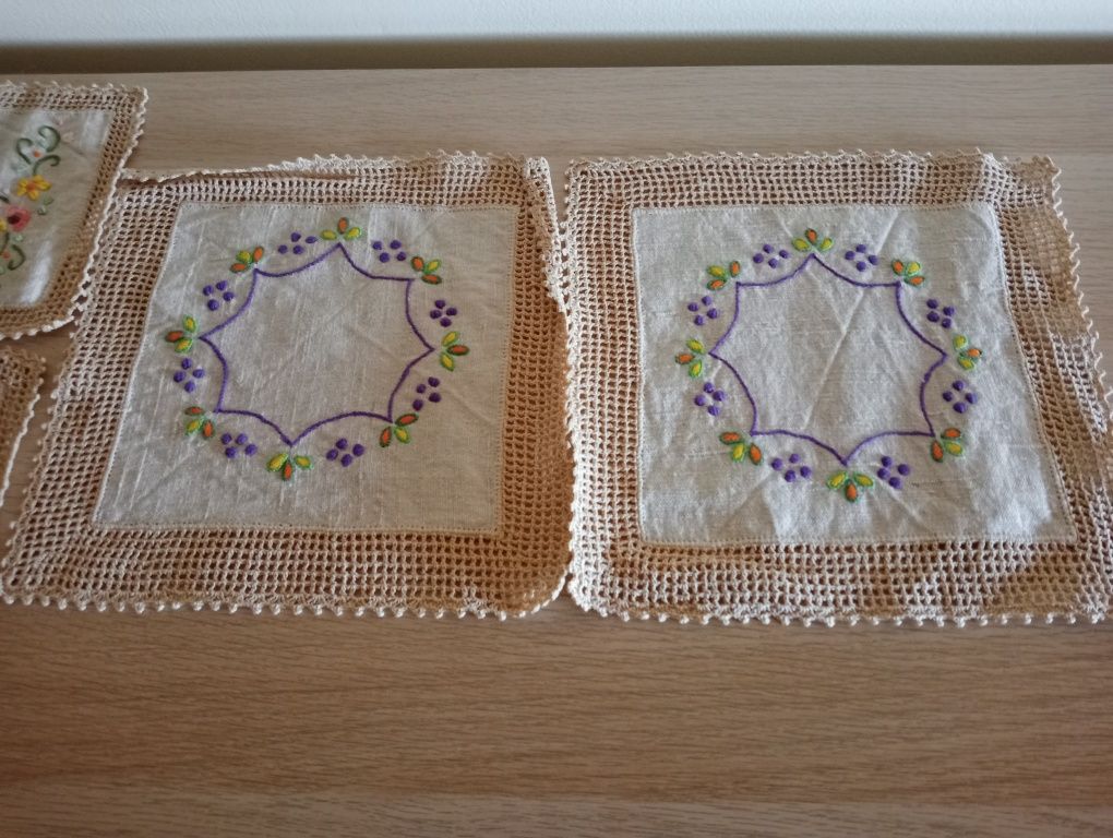 Vendo 4 naperons antigos bordados á mão