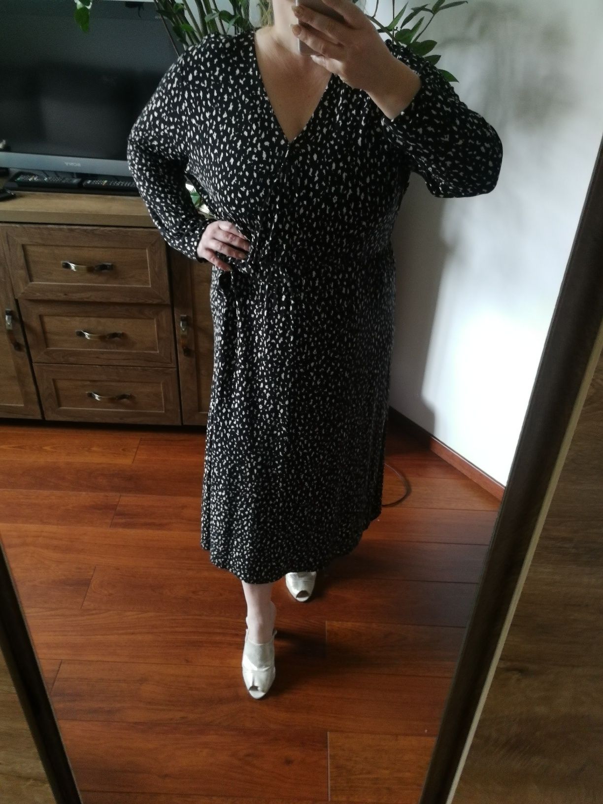 Czarna sukienka w centki w rozmiarze Plus Size wiosna 2025 święta