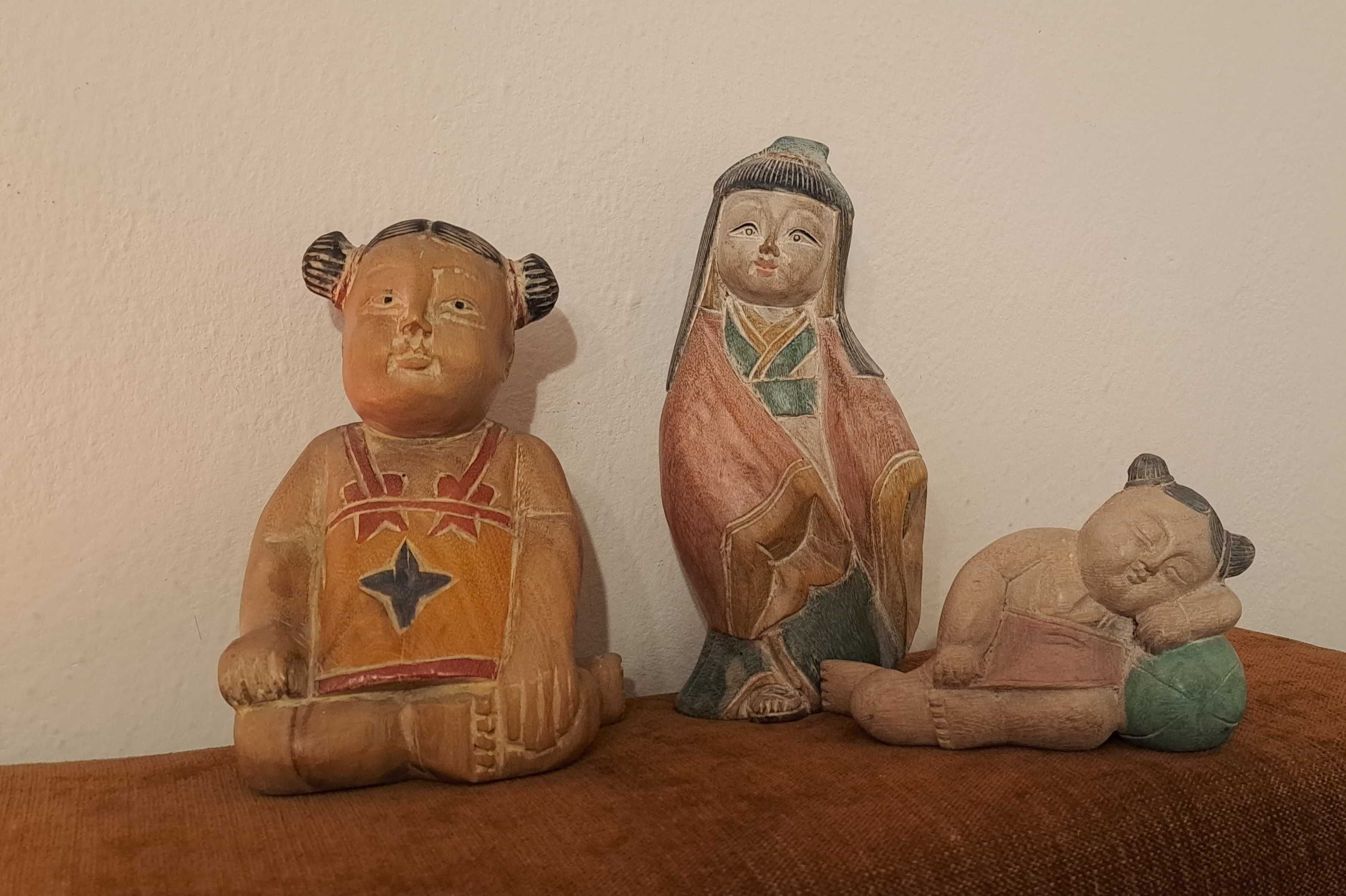 drewniane oryginalne figurki z Azji Japonka i Chinki