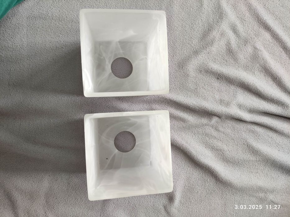 dwa szklane klosze do żyrandoli