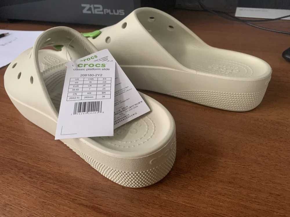 Шльопанці жіночі Crocs