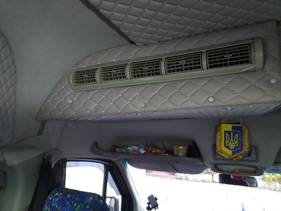 23 посадочних місця + водій