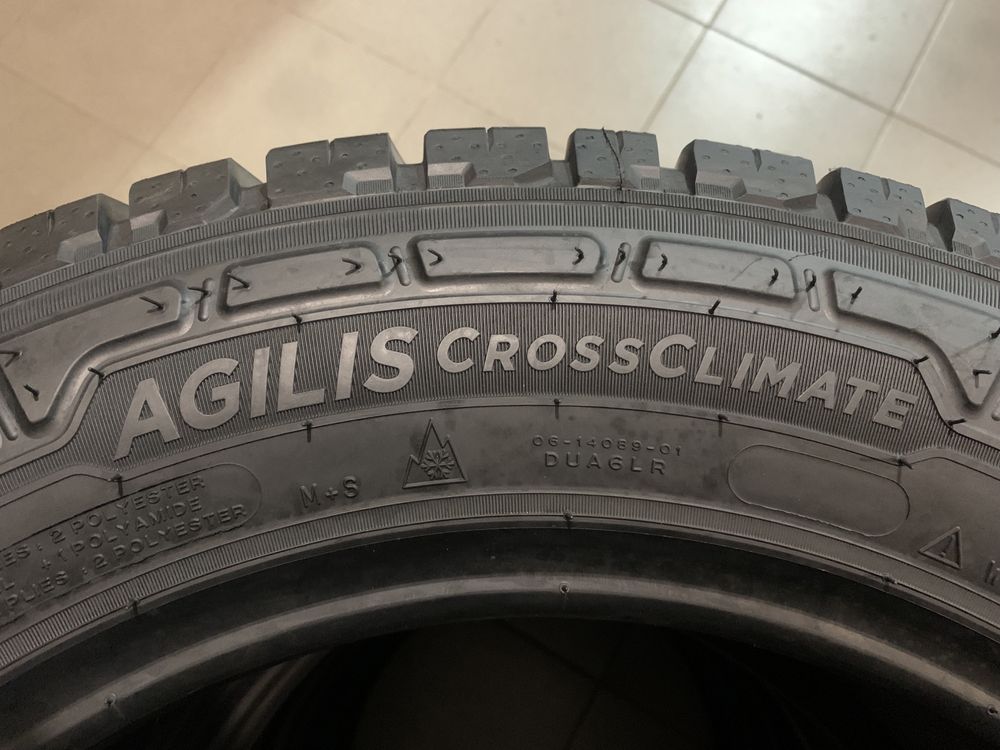 Комплект всесизонних шин 215/65/16с Michelin AGILIS Cross Climate