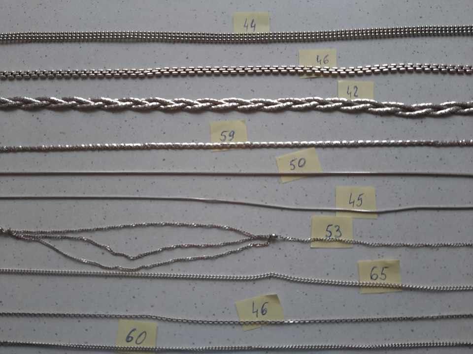 Zestaw srebrnych łańcuszków, również w komplecie z zawieszkami