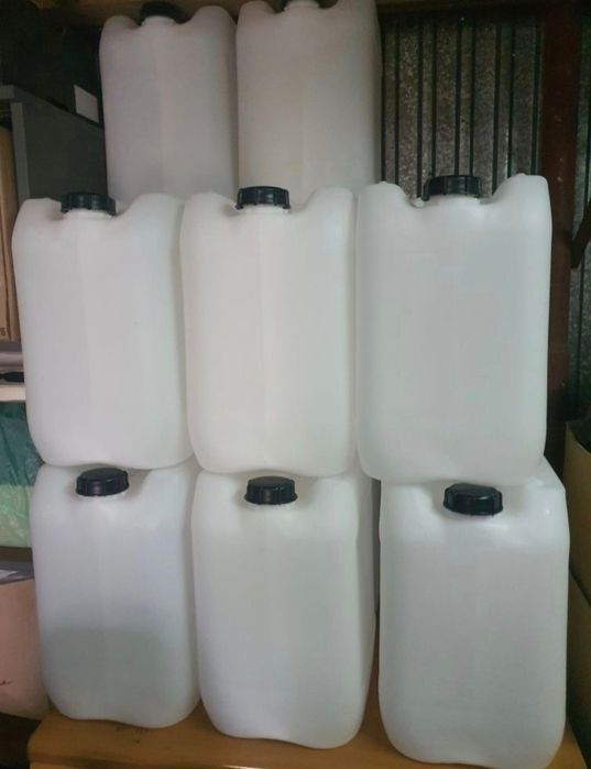 Kanister plastikowy 20 i 25 litrów, czyste i suche wewnątrz.