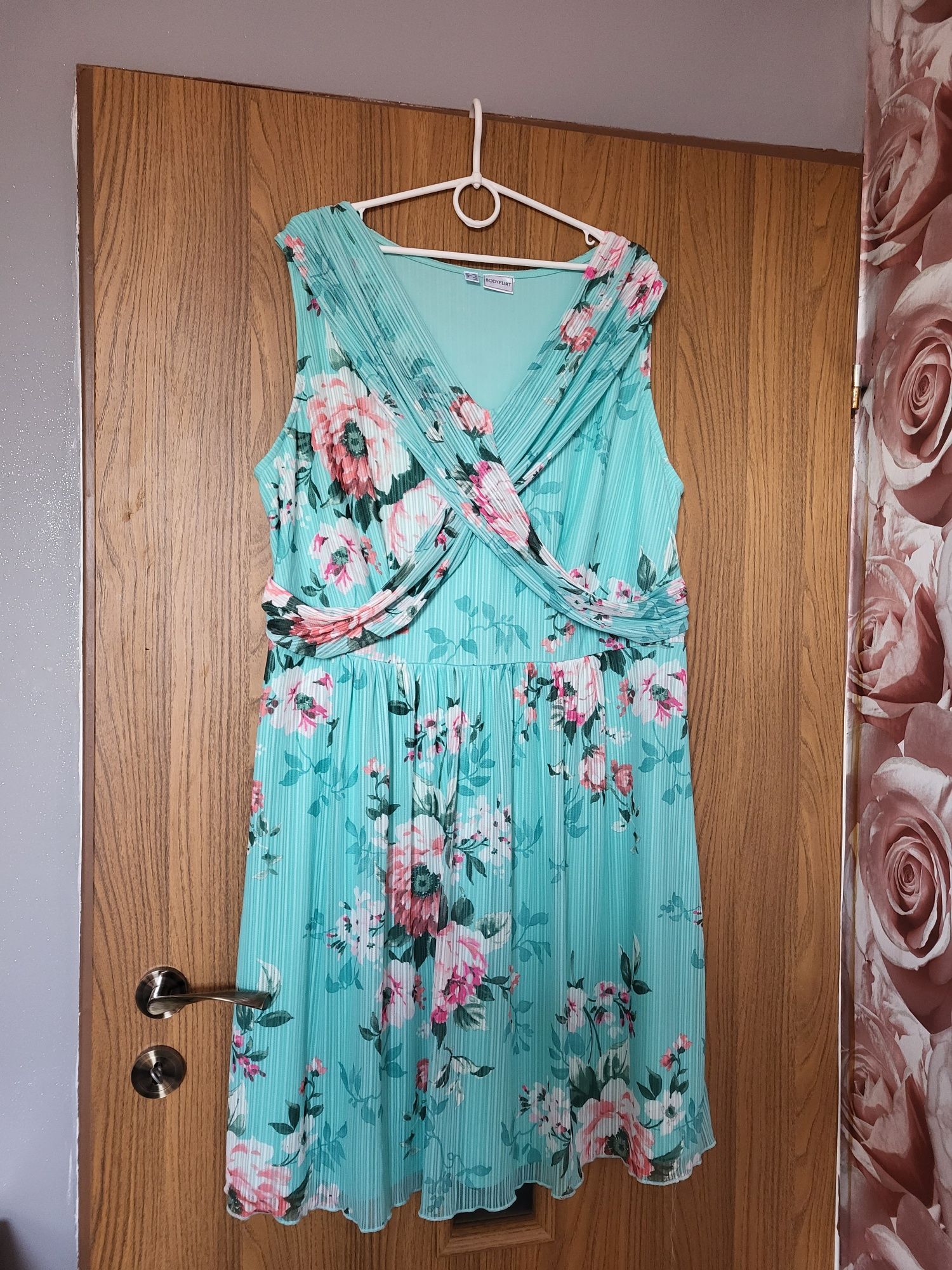 Nowa sukienka z siateczki w kwiaty, guma w pasie roz. 50