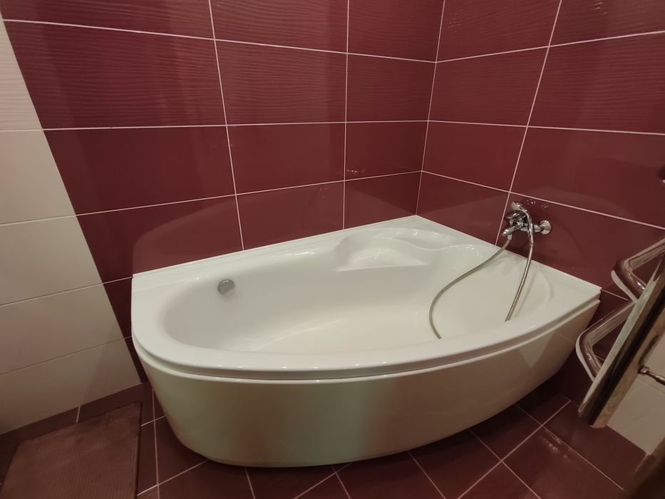 Оренда квартири в центрі в новому будинку з паркомісцем.