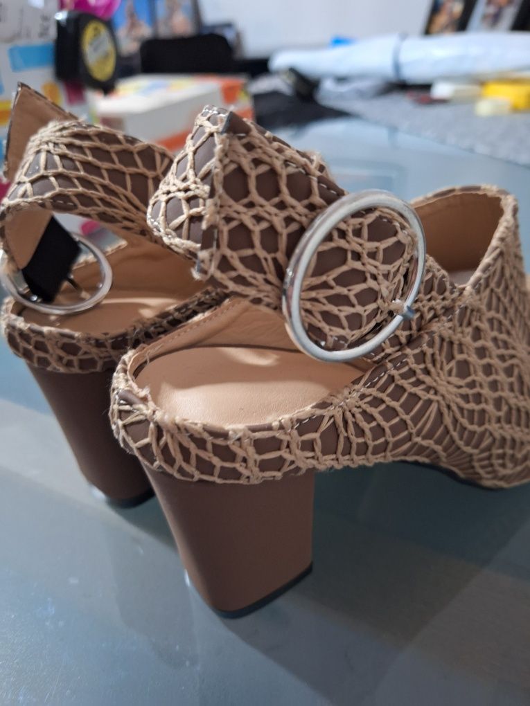Mules bordadas novas