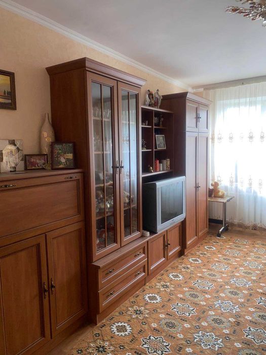 Продається 2х кімнатна квартира по пр. Відродження в хорошому стані.