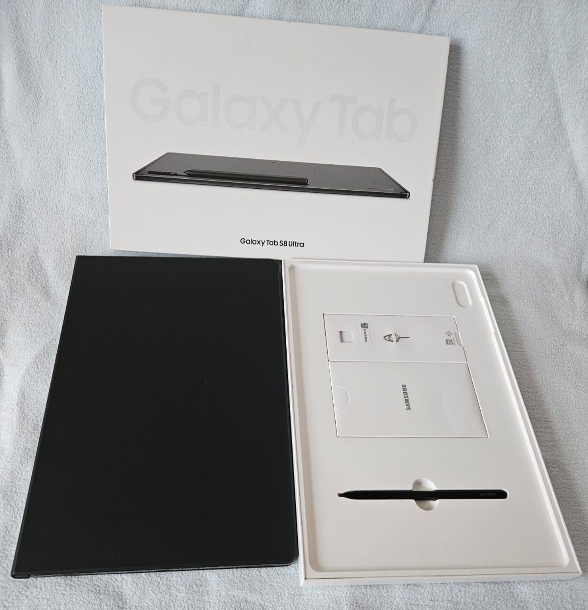 Samsung Galaxy Tab S8 Ultra com capa teclado e pen