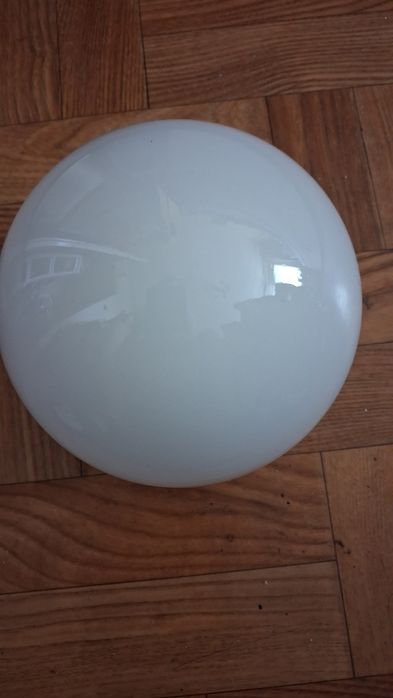 Klosz szklany okrągły.
