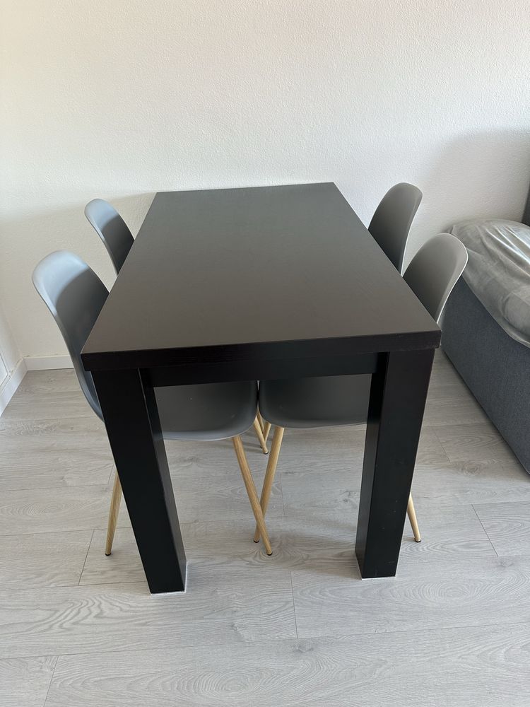 Mesa de jantar em cerejeira