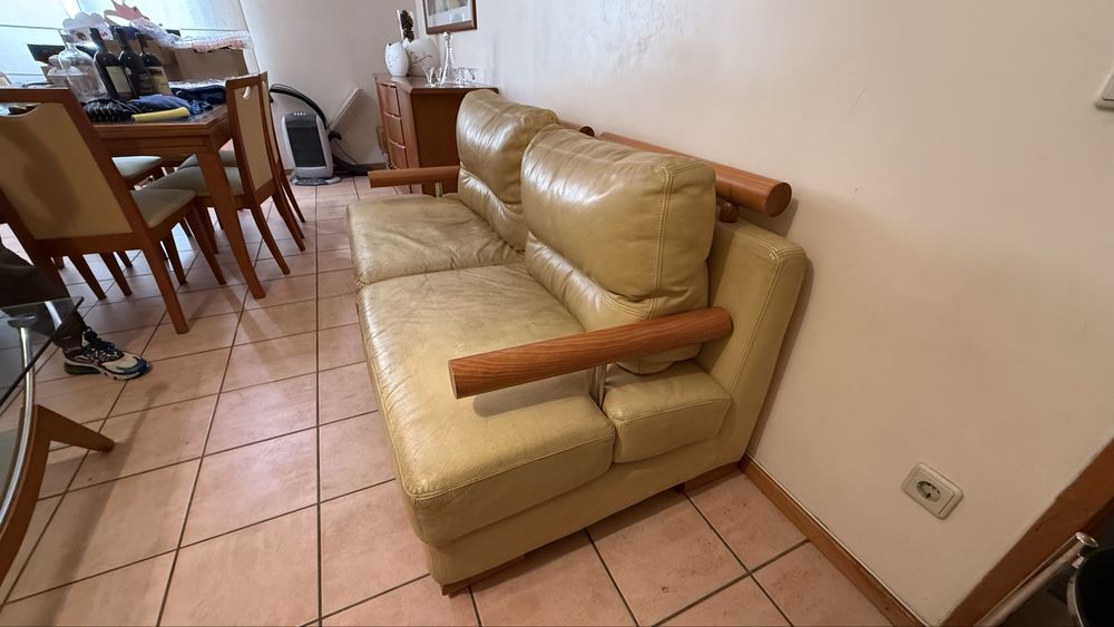 Vendo sofa em pele e madeira maciça