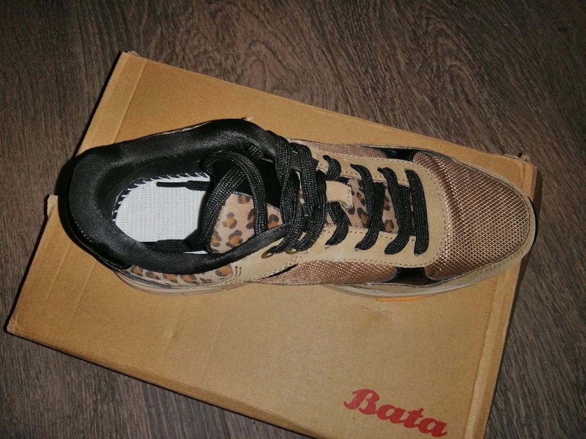 Продаються кросівки  фірми Bata