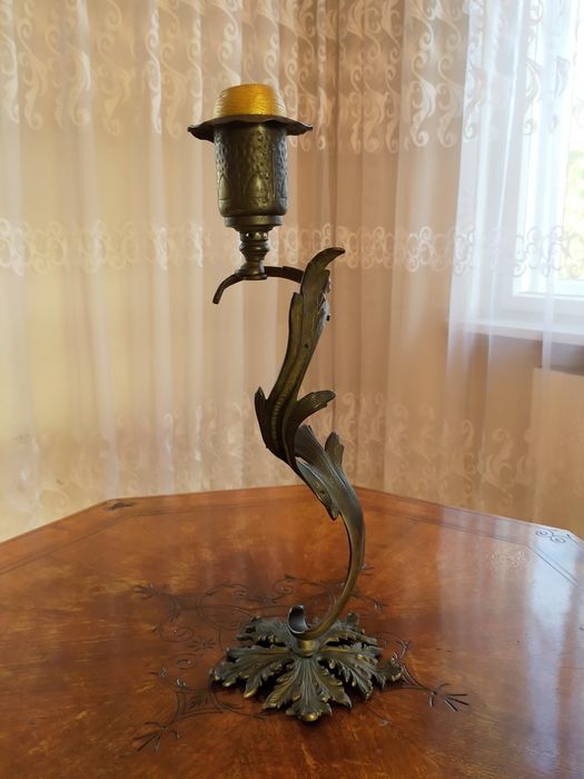 Antyczny świecznik w kształcie liścia akantu