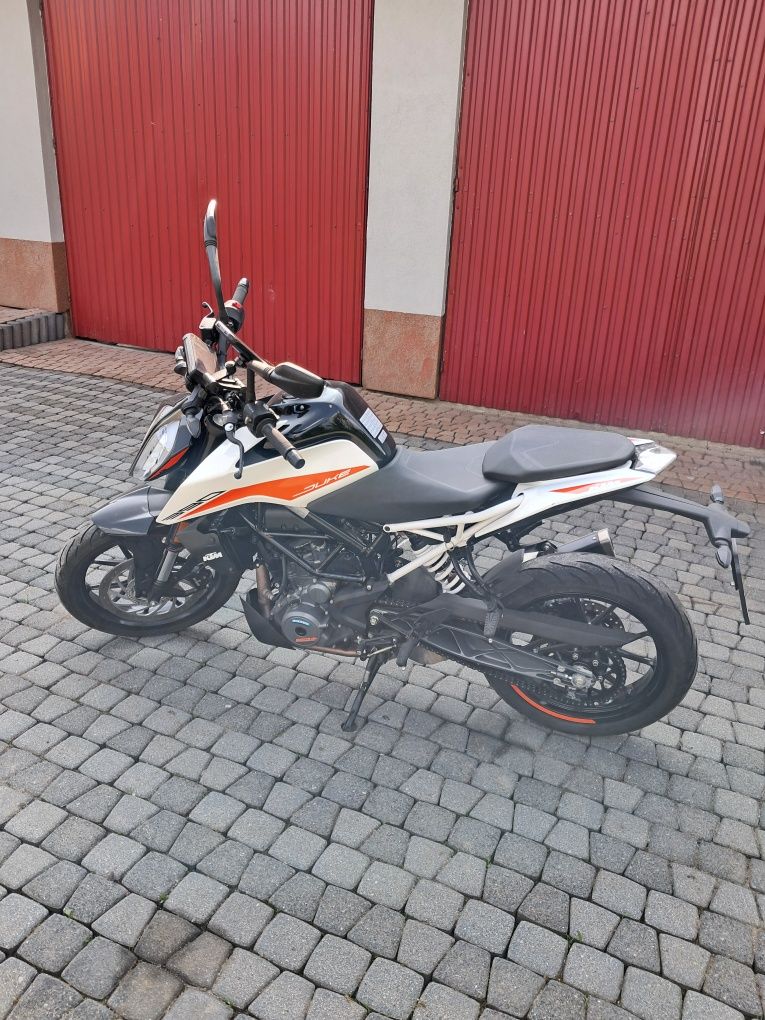 KTM Duke 390 A2.
