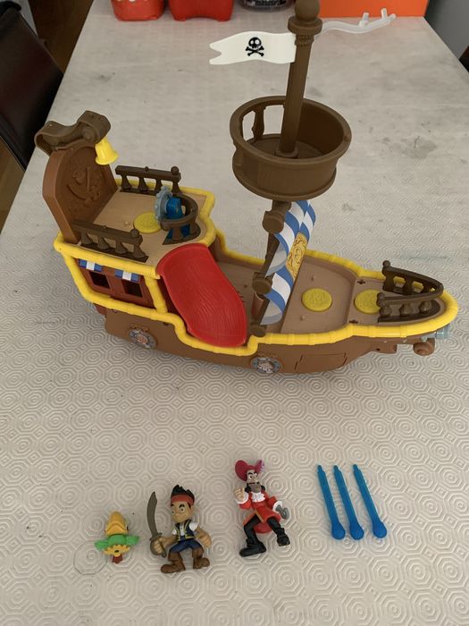 Jake's Boat + Pirates64729962432641120