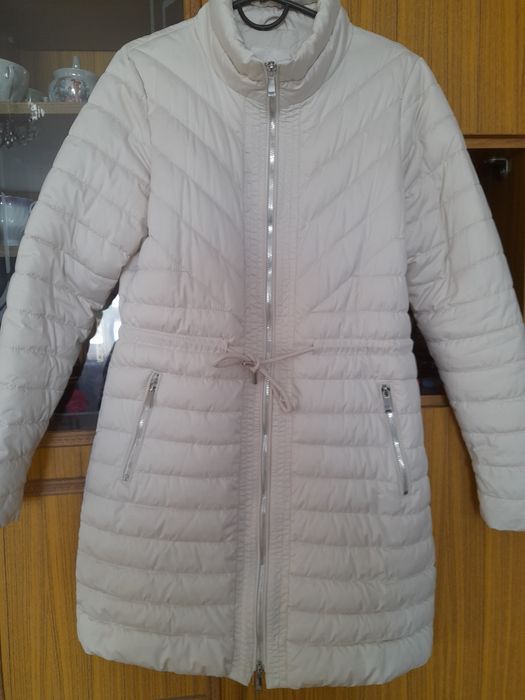 Курточка молочного кольору